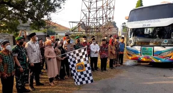 Bupati Klaten Berangkatkan 330 Calhaj Kloter 13 di GOR Gelarsena