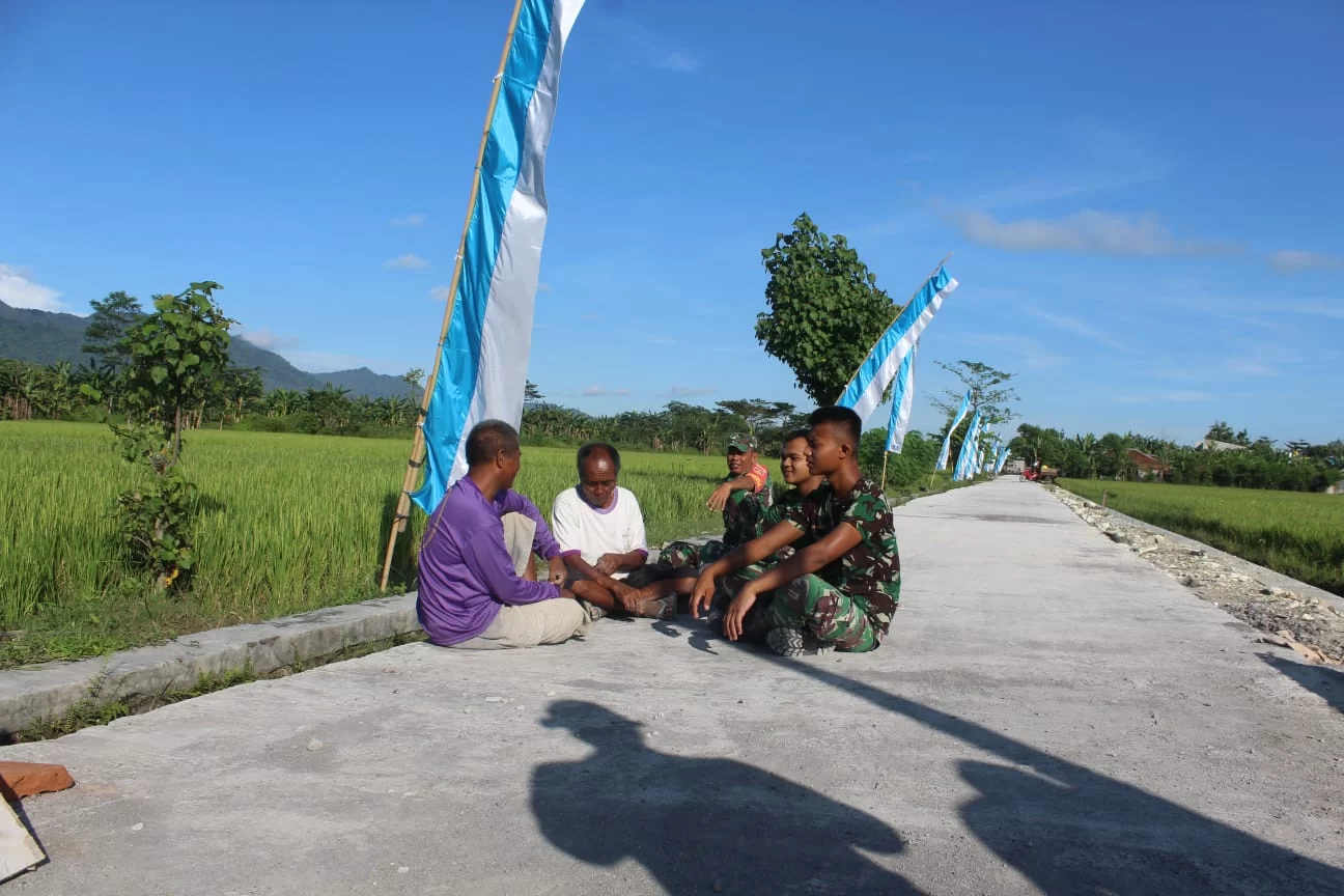 Kebersamaan Satgas TMMD Reg 113 Bersama Warga yang tak terlupakan