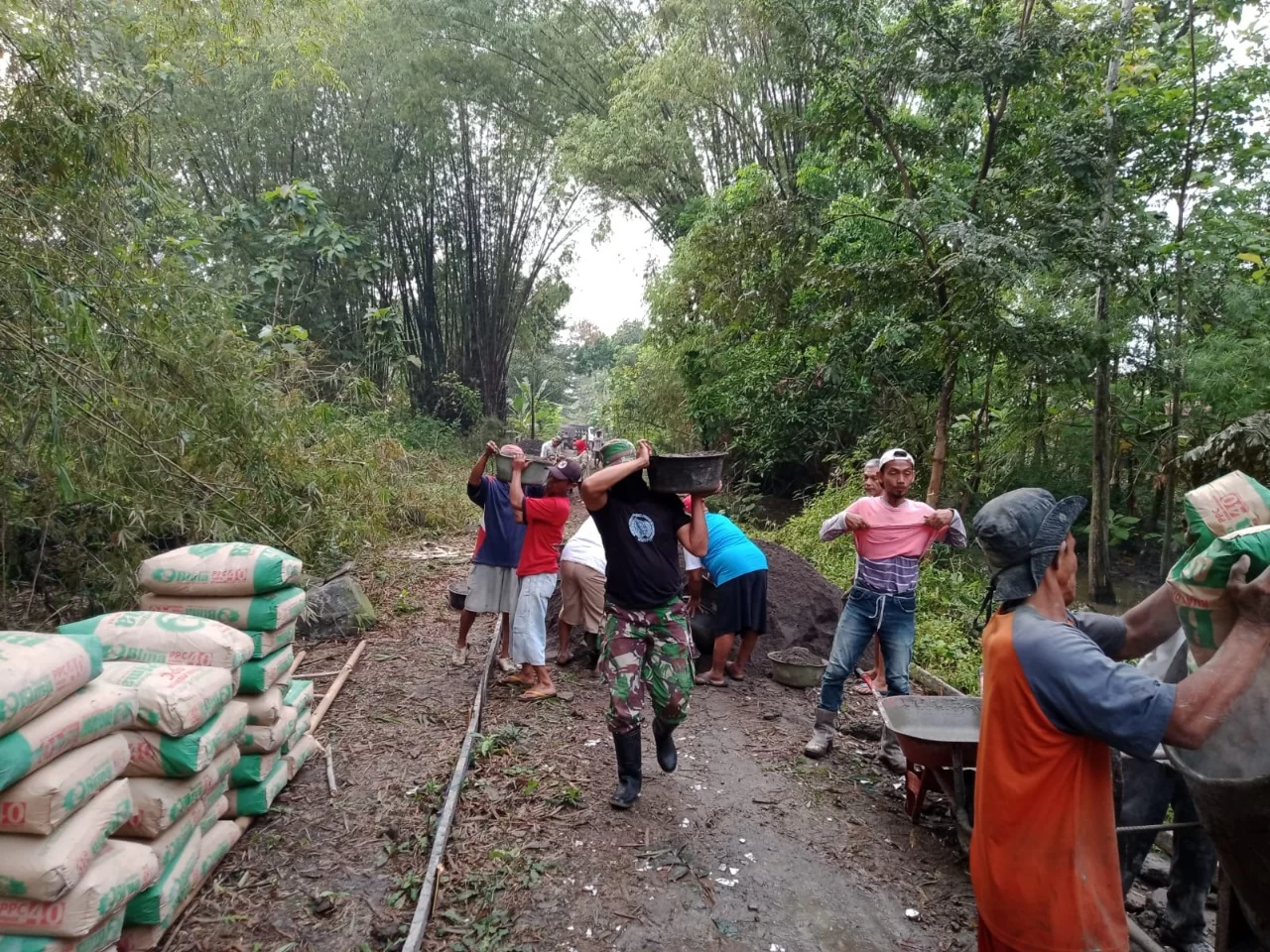 Gotong Royong Membantu Warga Pengecoran Jalan