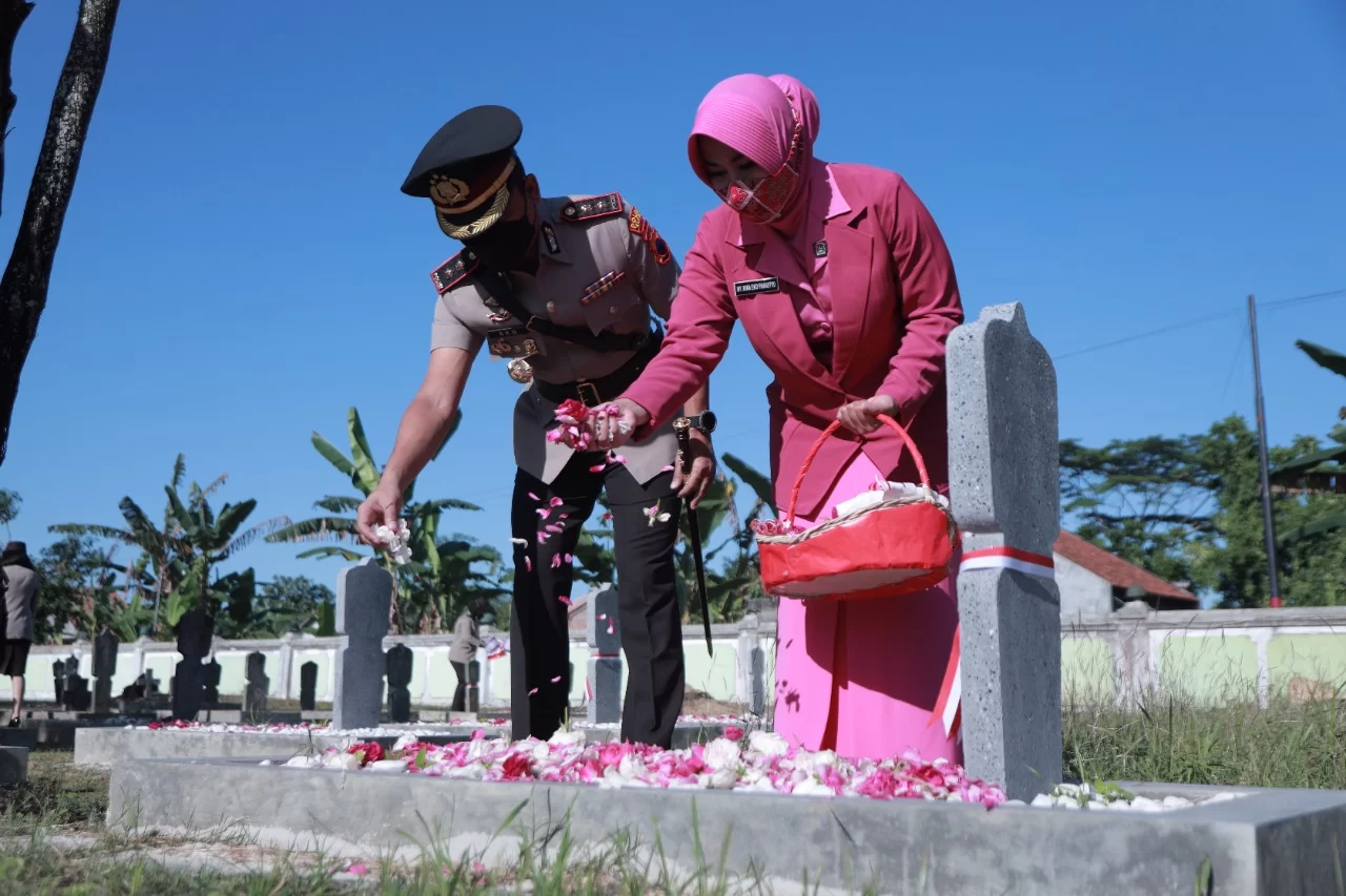 Dalam Rangka menyambut HUT Bhayangkara ke-76 Polres Klaten Adakan tabur Bunga Di Makan Pahlawan Klaten