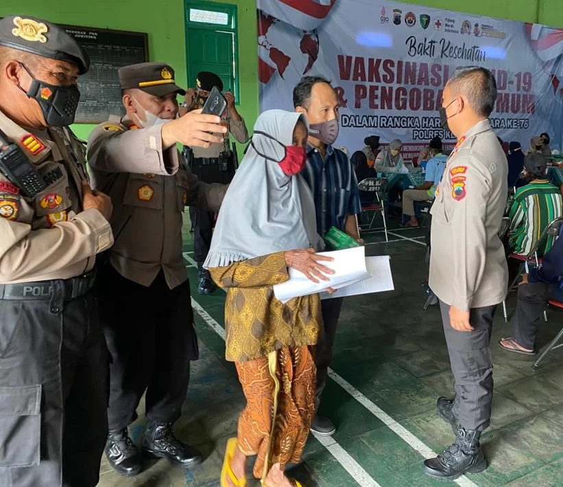 Dalam Rangka Hari Bhayangkara Ke-76 Polres Klaten Menggelar Vaksinasi Covid-19 Dan Pengobatan