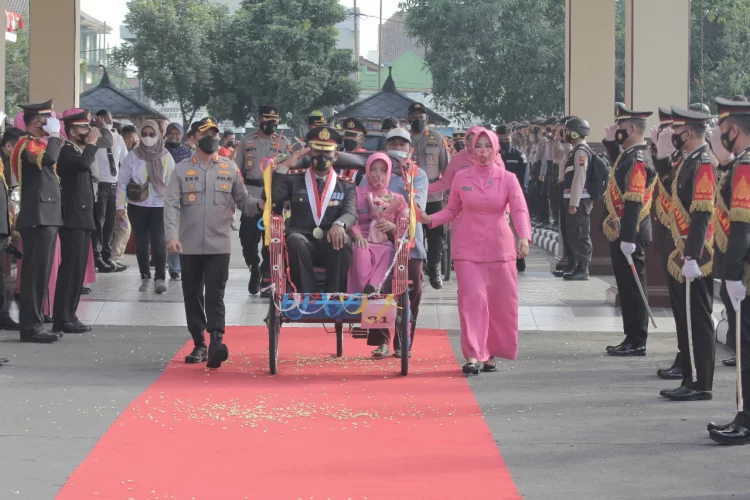 21 Anggota Polri Yang Purna Bakti Diarak Naik Becak Keliling Mapolres Klaten