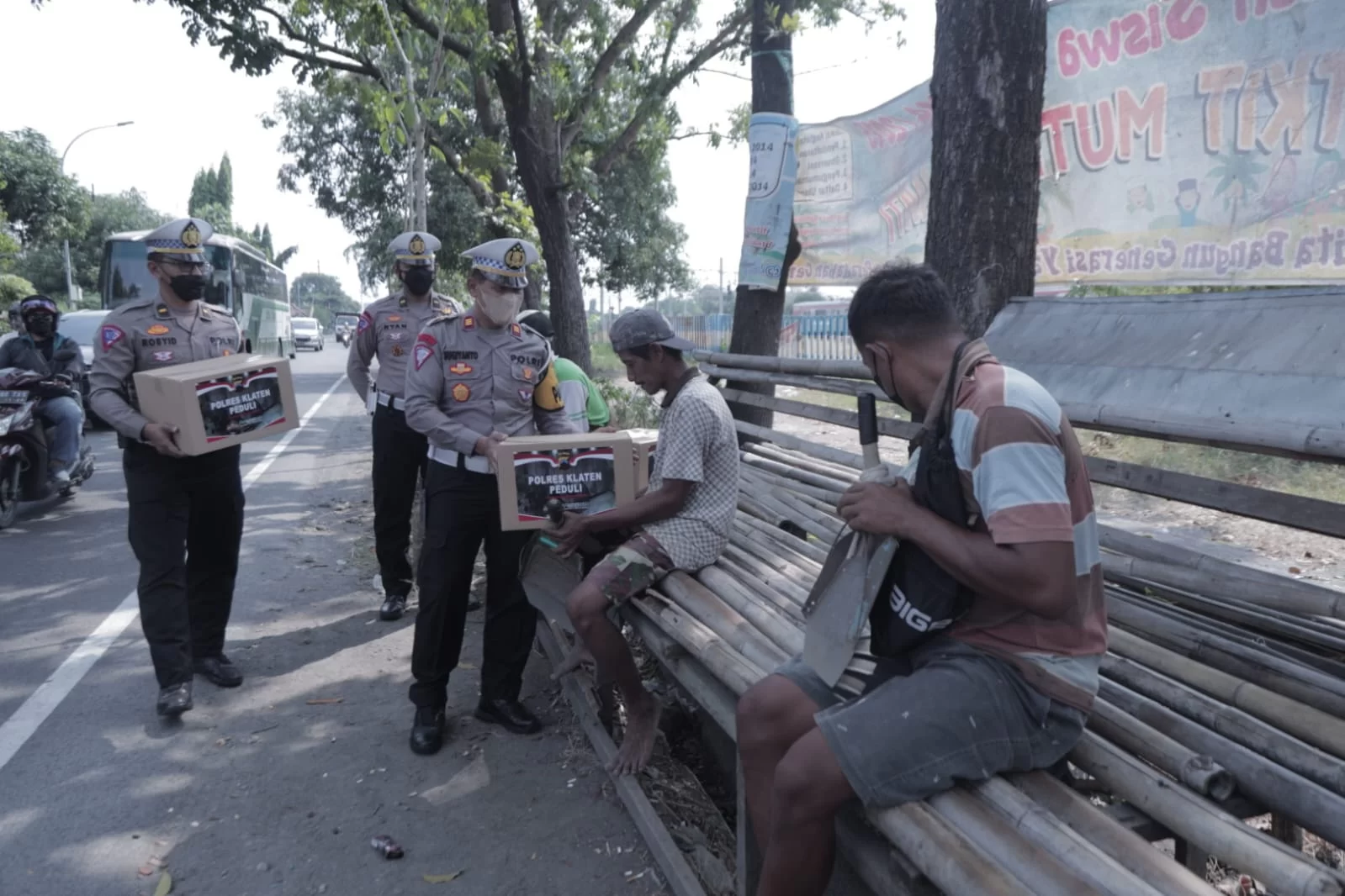 Polres klaten Bagikan 100 Paket Bantuan kepada Masyarakat Terdampak Kenaikan Harga BBM