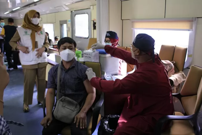 Warga mendapatkan vaksinasi Covid-19 di dalam Rail Clinic