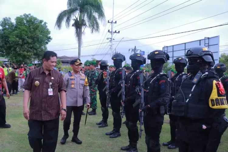 Polres Klaten menggelar apel gelar pasukan Ops Lilin Candi tahun 2022 di halaman depan Mapolres