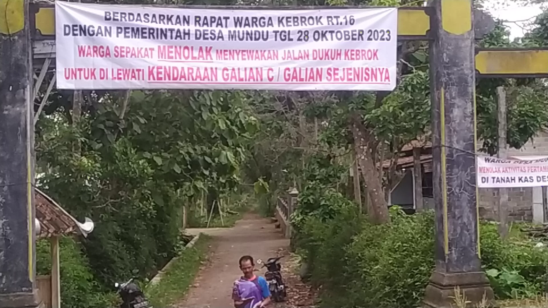 Warga mundu menolak aktifitas galian c di desanya