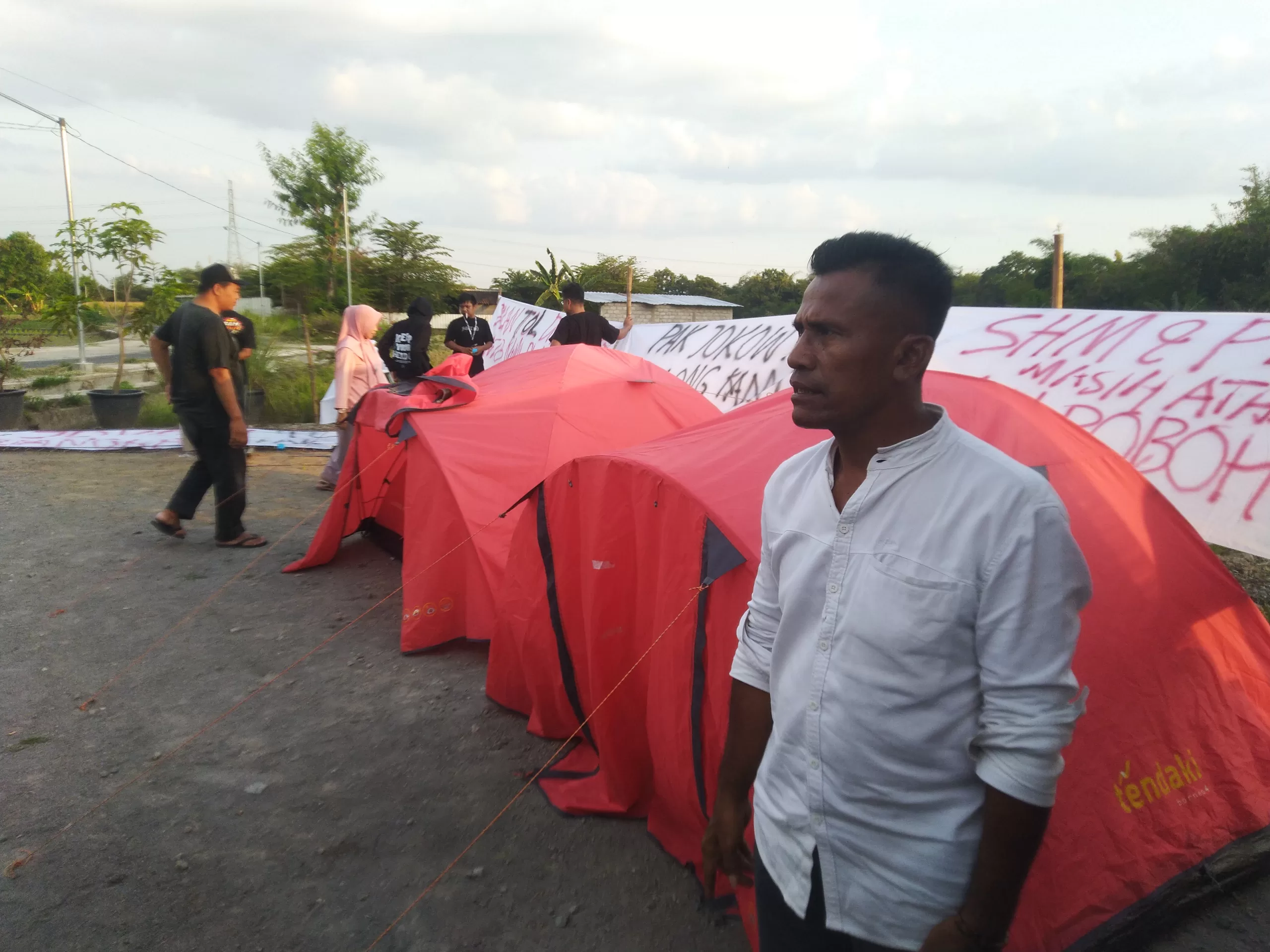 Seorang Warga Terdampak jalan Tol Solo Jogja Bersiap Hadang Iring iringan Presiden Yang Akan Meresmikan Jalan Tol Solo Jogja