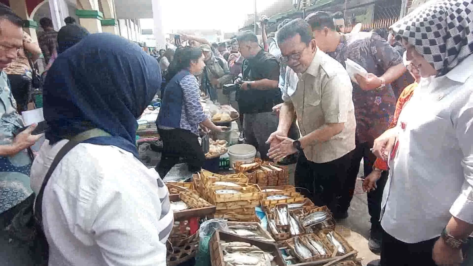 Jelang Nataru, Mendag Cek Harga Sembako di Pasar Gedhe Klaten